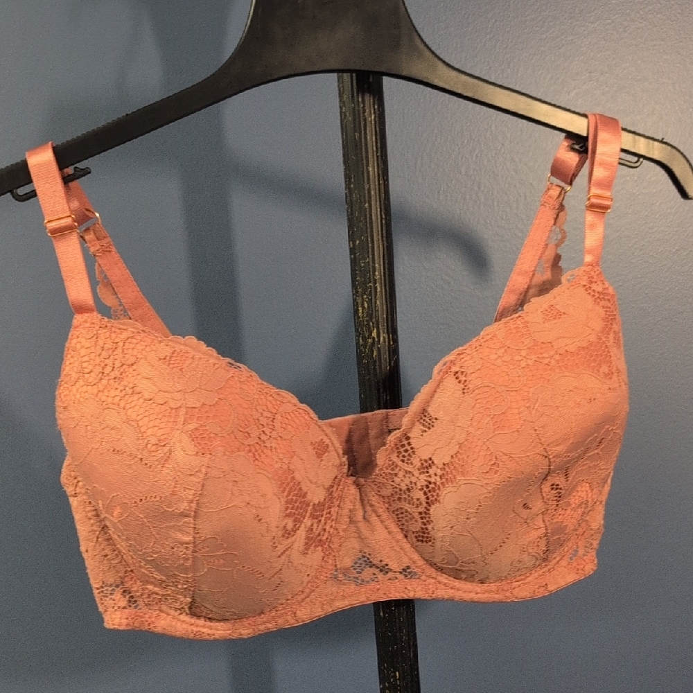 Elegant Lace Underwire Bra in Coral